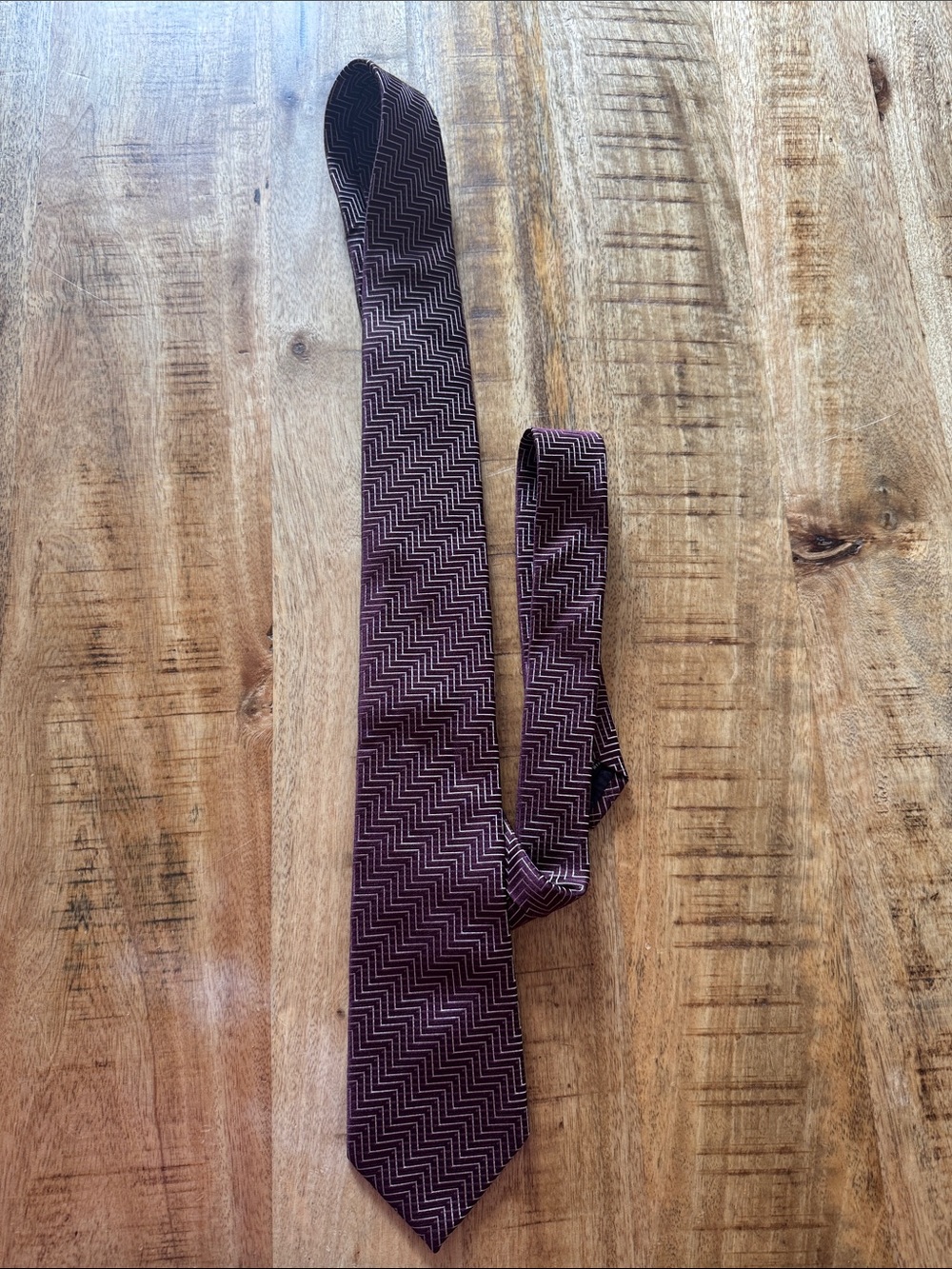 BOSS HUGO BOSS MADE IN ITALY Men's burgundy maroon red Zigzag Pattern Silk Tie